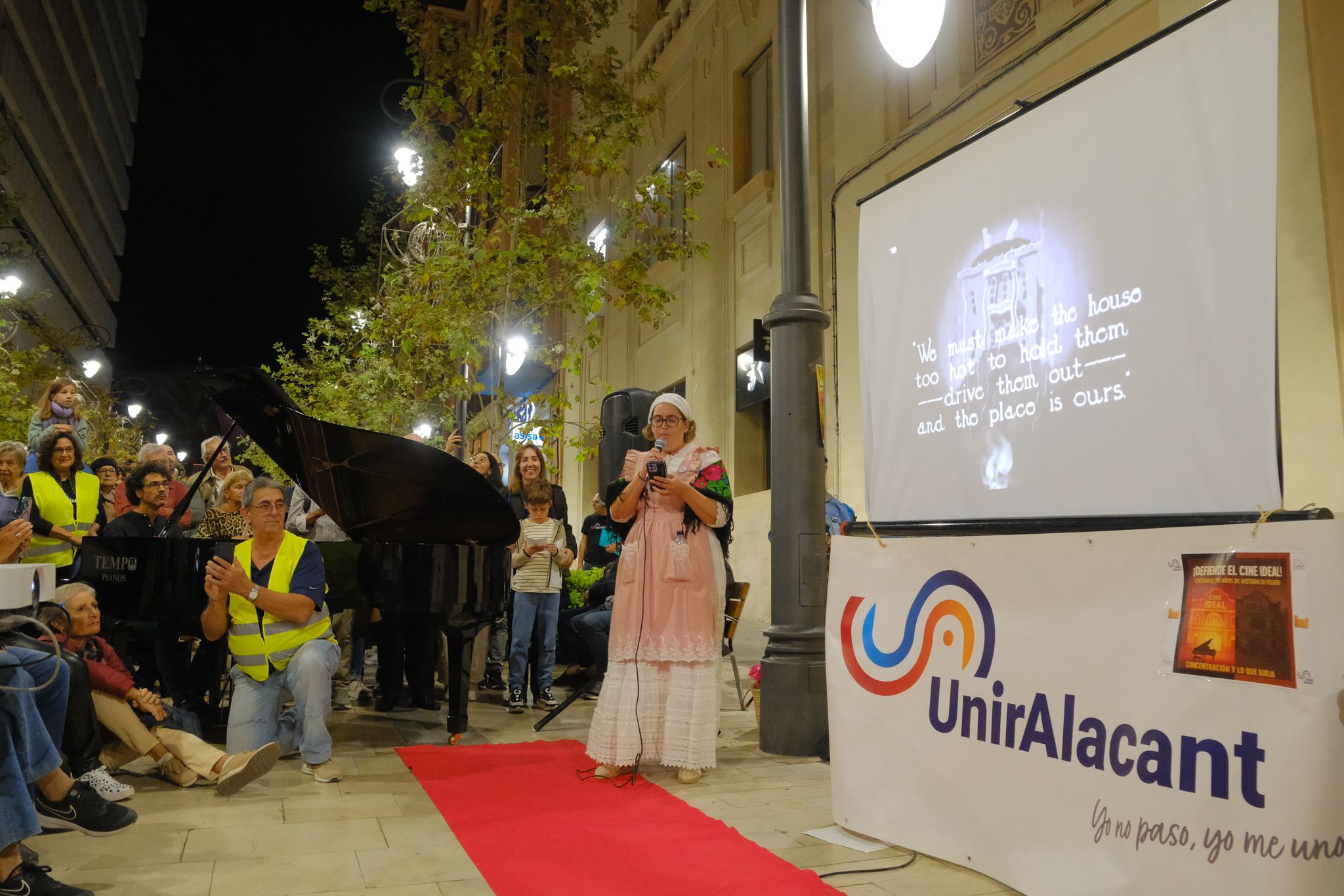 El cine vuelve a Ideal cien años después, en proyector y en la calle