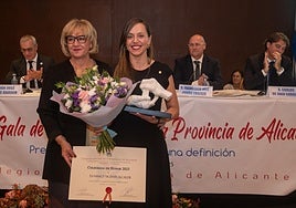 La presidenta del Colegio de Enfermería, Montserrat Angulo,, con la colegiada de honor 2025, Nancy Vicente Alcalde.