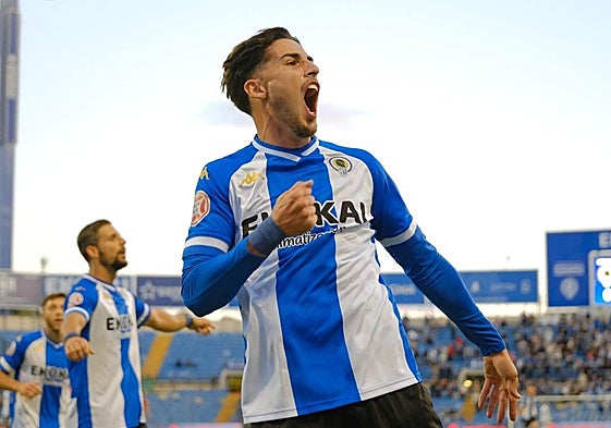 Unai Ropero celebra el tanto de la victoria ante el Europa.