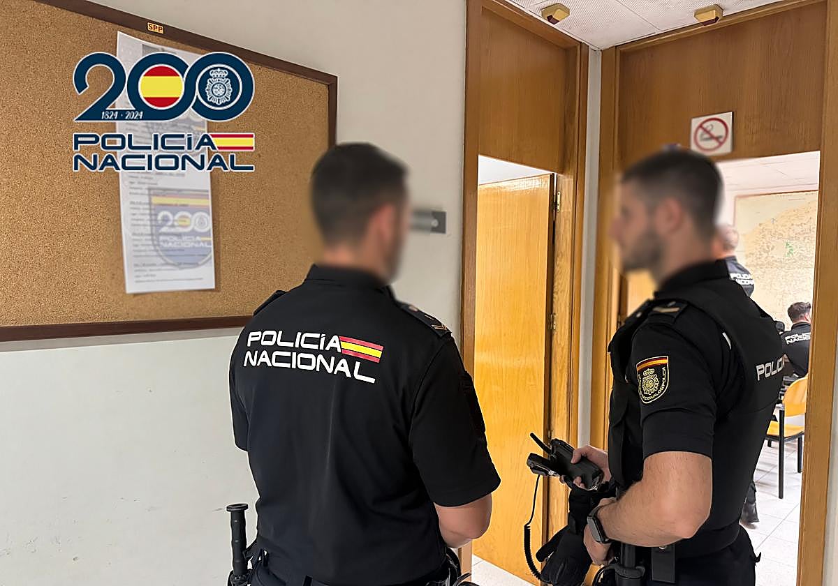 Agentes de Policía Nacional en la Comisaría de Elche.