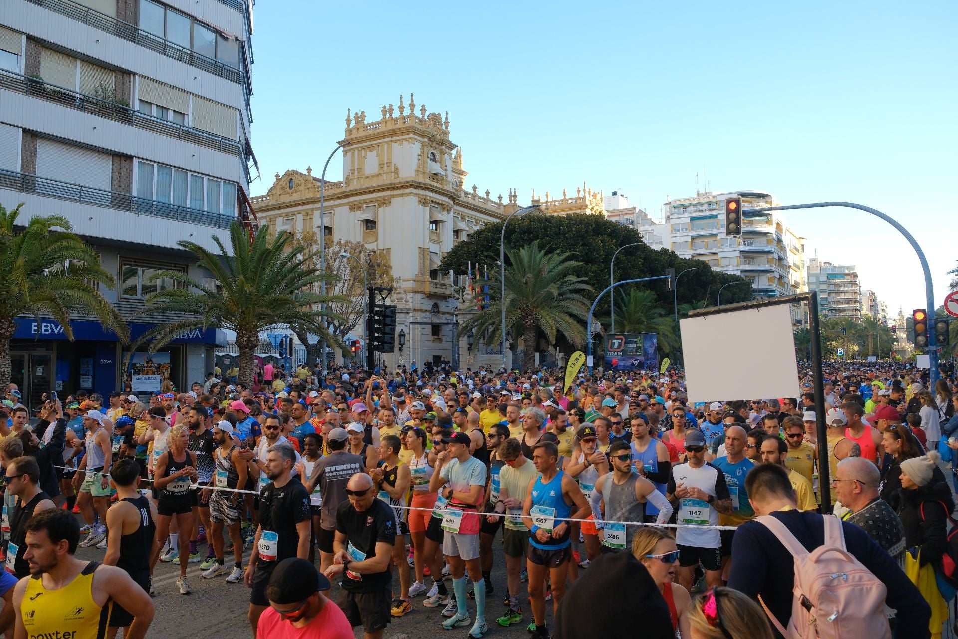 La Carrera del Mediterráneo reúne a 5.000 atletas y abre el mes del gran deporte en Alicante