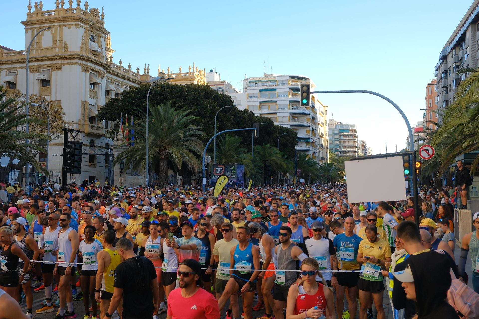 La Carrera del Mediterráneo reúne a 5.000 atletas y abre el mes del gran deporte en Alicante
