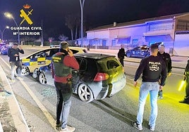 Agentes de la Guardia Civil y la Policía Local de Lorca durante la detención de los sospechosos.