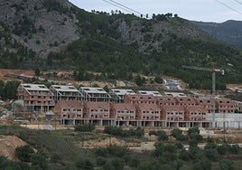 La urbanización de Serelles, a los pies de la Sierra Mariola.