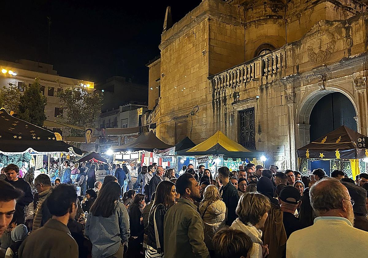El correfoc 'Nit Màgica' de Xarxa Teatre iluminó Elche en una clausura llena de fuego, música y emoción.