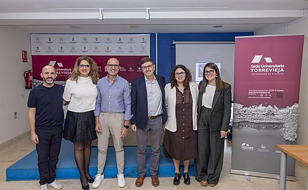 La formación fue inaugurada el pasado viernes por Catalina Iliescu, vicerrectora de Cultura, Deporte y Extensión Universitaria, y por Ricardo Recuero, concejal de Universidades y Educación del Ayuntamiento de Torrevieja, acompañados por Jesús Segarra Saavedra, director de la Sede de la UA en Torrevieja, Juan Miguel Ortega Herráez, director de la microcredencial, junto a las coordinadoras de la misma, Elena Pérez Estevan y Silvia Sánchez Ferre, docentes del Departamento de Traducción e Interpretación de la UA.
