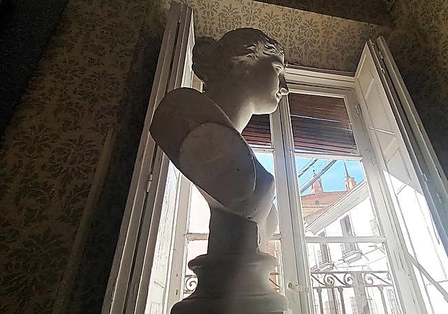 -Vista de la Venus de Ripoll, con la iglesia de Nuestra Señora de la Asunción al fondo.