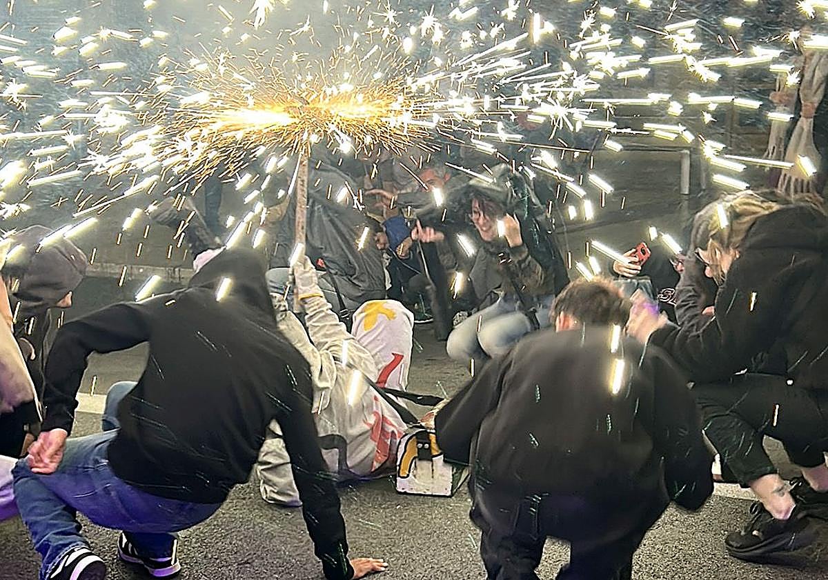 Imagen principal - The 30th Elche Medieval Festival bid farewell with fire, music, and a historical atmosphere in the heart of the city.