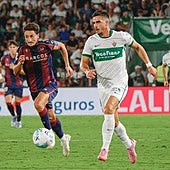 André da Silva avanza con el balón controlado frente al Levante.