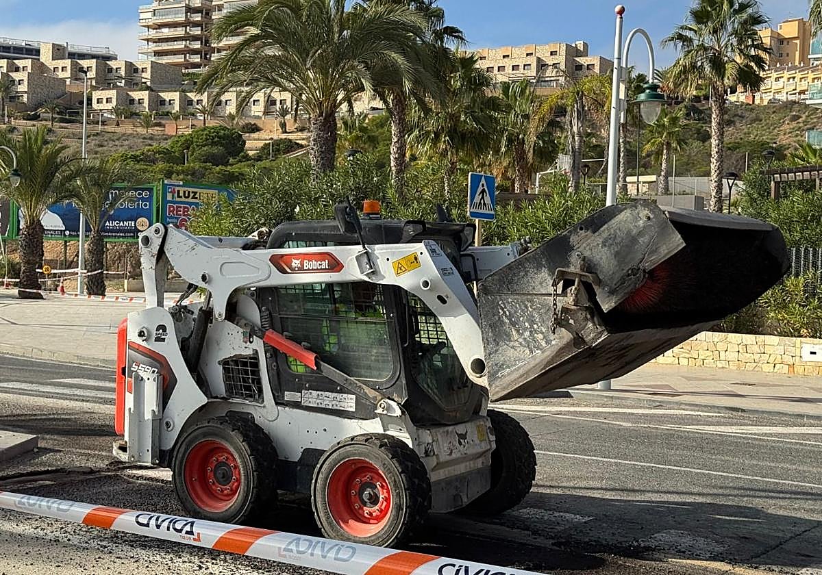 Las obras en la avenida San Bartolomé de Tirajana avanzan para mejorar la circulación y el aparcamiento en Arenales del Sol.