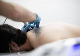 Un fisioterapeuta atiende a un paciente en su clínica.