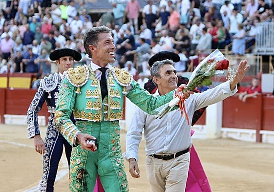Manuel Escribano y Victorino Martín dan la vuelta al ruedo en la triunfal tarde del 28 de junio en Alicante.