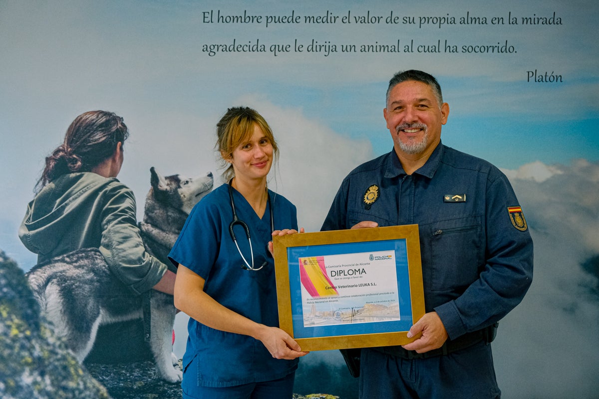 Anna posa con el diploma junto al subinspector Reina.