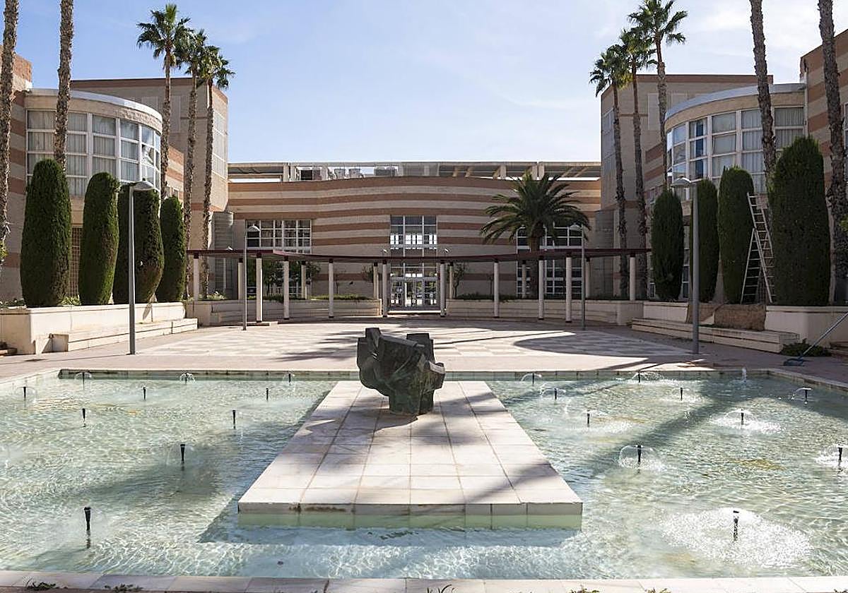 Patio interior del Aulario 1 de la Universidad de Alicante.