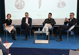 De derecha a izquierda: Gerson Morales, gerente de IMED Alicante; Vicente Roig, coordinador del área del paciente internacional del Grupo Ribera Salud; Alejandro Cañamaque, gerente de los hospitales Vithas en Alicante; y Concha Pastor, directora de TodoAlicante.