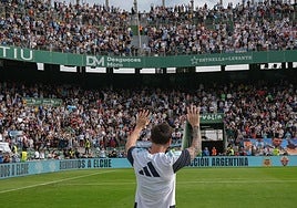 Messi saluda a la afición congregada en el Martínez Valero.