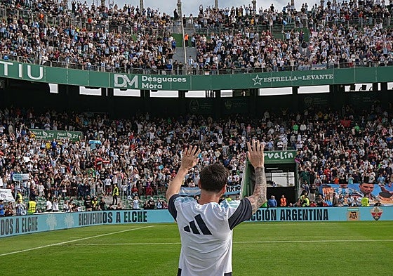 Messi saluda a la afición congregada en el Martínez Valero.