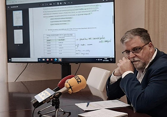 El alcalde de Villena, Fulgencio Cerdán, durante la rueda de prensa de este jueves sobre la llegada de residuos de la dana a la localidad.