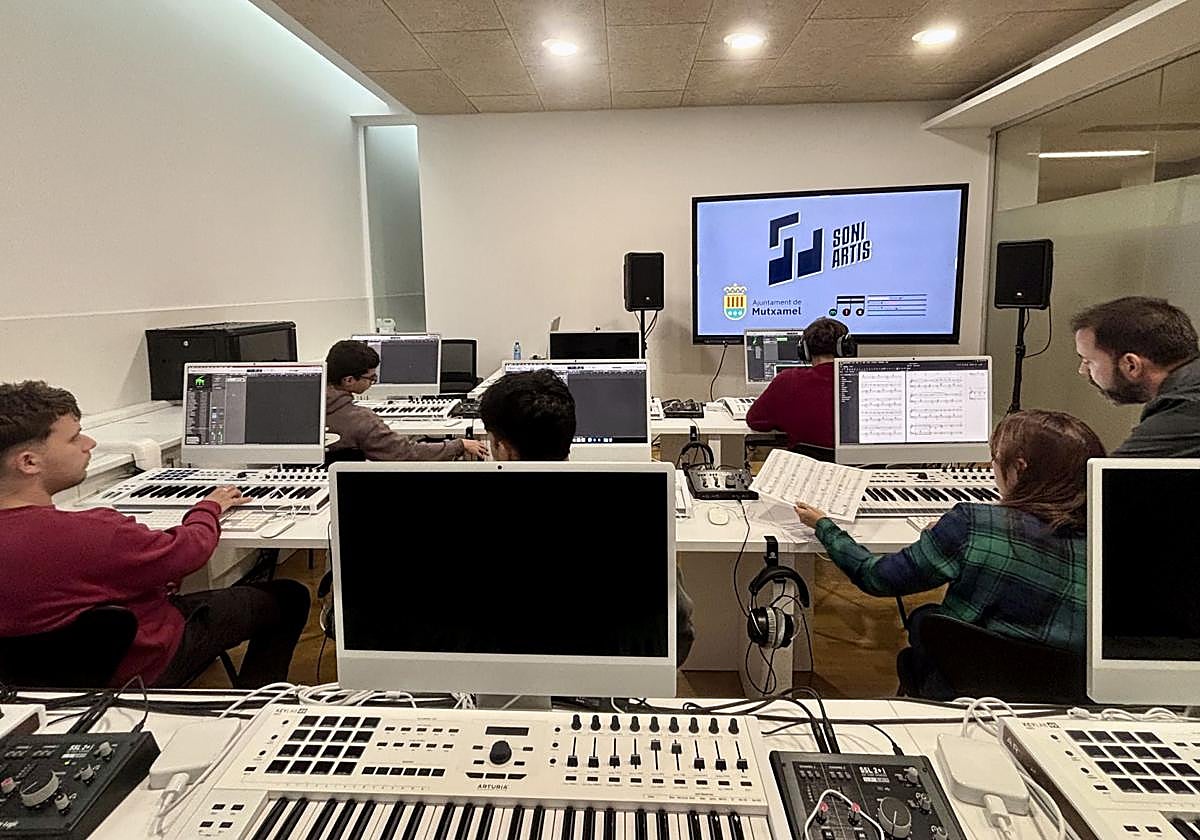 La nueva sala de Informática Musical incorpora tecnología avanzada para modernizar la formación del alumnado del Conservatorio de Mutxamel.