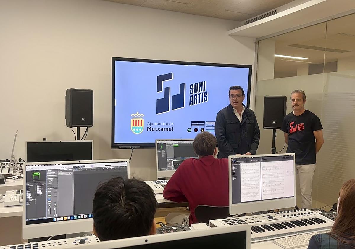 Imagen principal - El Conservatorio de Mutxamel incorpora un aula equipada con tecnología digital para la creación y producción musical.