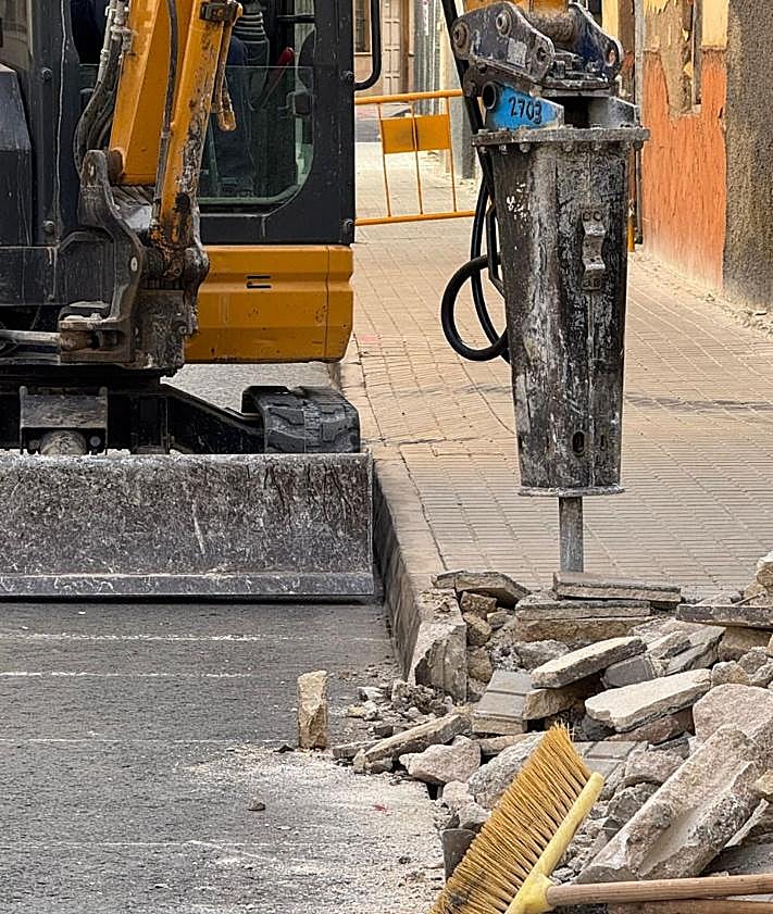 Imagen secundaria 2 - Imágenes del inicio de las obras en la calle Mare Déu de l'Assumpció, que avanzan para modernizar el Raval.