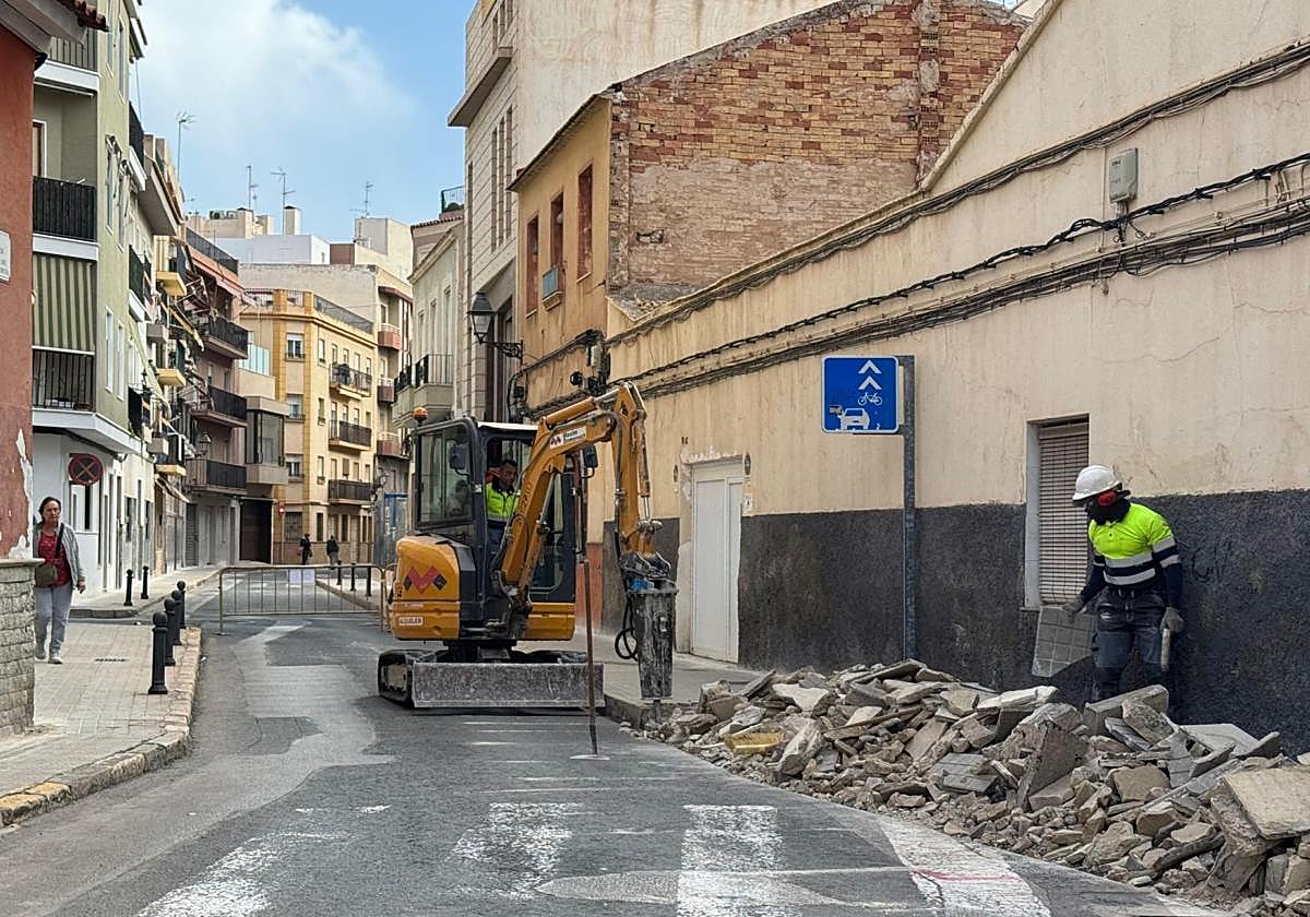 La calle Mare Déu de l'Assumpció inicia su transformación con obras destinadas a mejorar accesibilidad y renovar el entorno urbano.