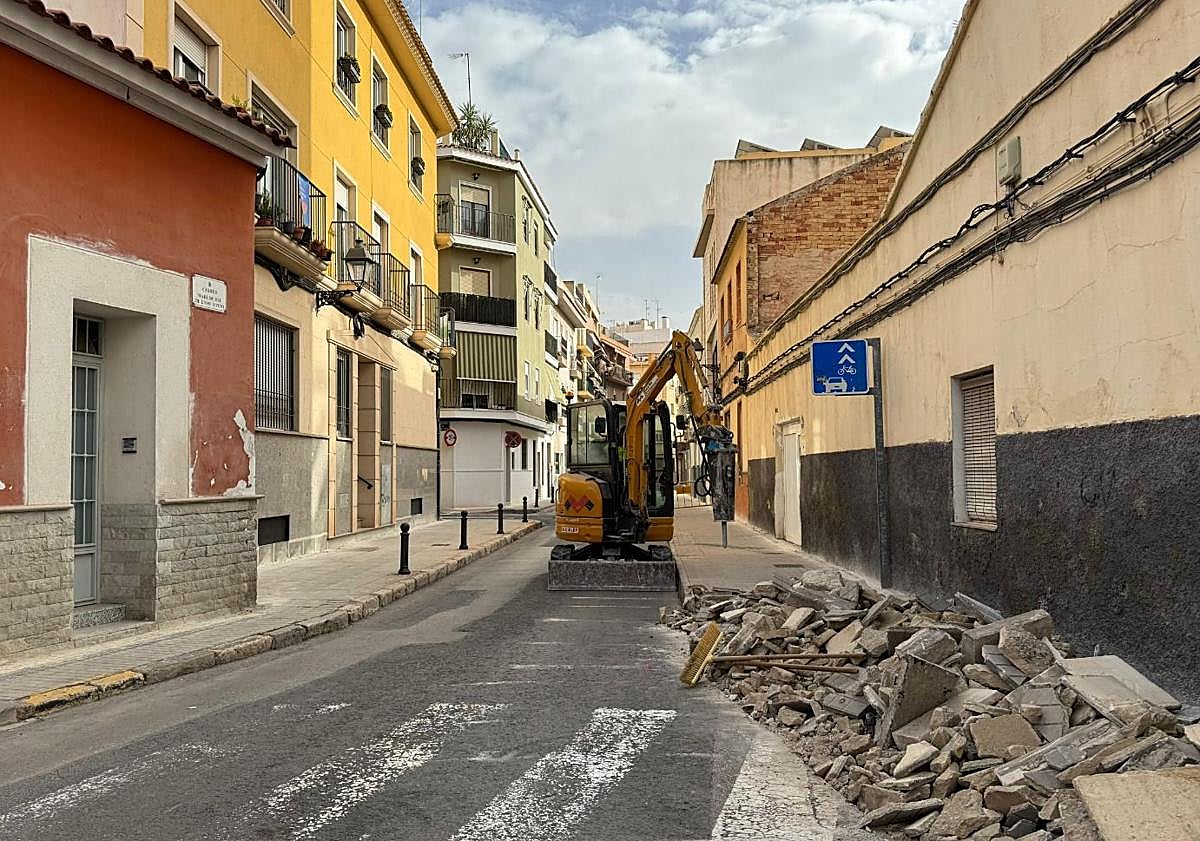 Imagen principal - Imágenes del inicio de las obras en la calle Mare Déu de l'Assumpció, que avanzan para modernizar el Raval.