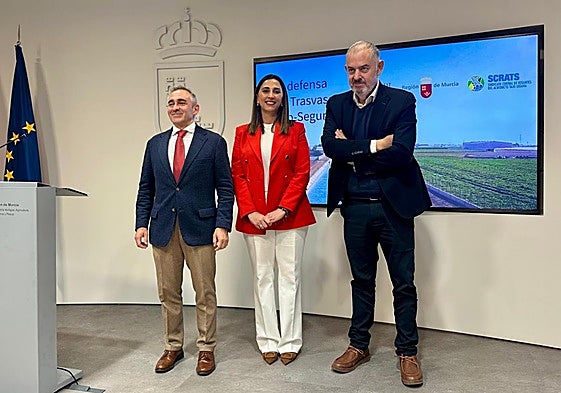 El conseller de Agricultura, Miguel Barrachina, con su homóloga de Murcia, Sara Rubira, y el presidente del Scrats, Lucas Jiménez.