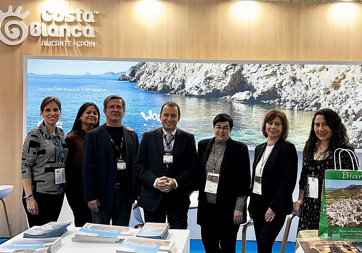 Los técnicos de turismo en el estand de Costa Blanca en la Feria Intur de Valladolid.