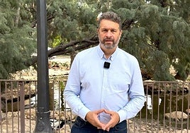 El concejal de Medio Ambiente, José Antonio Román, frente al estanque vallado.