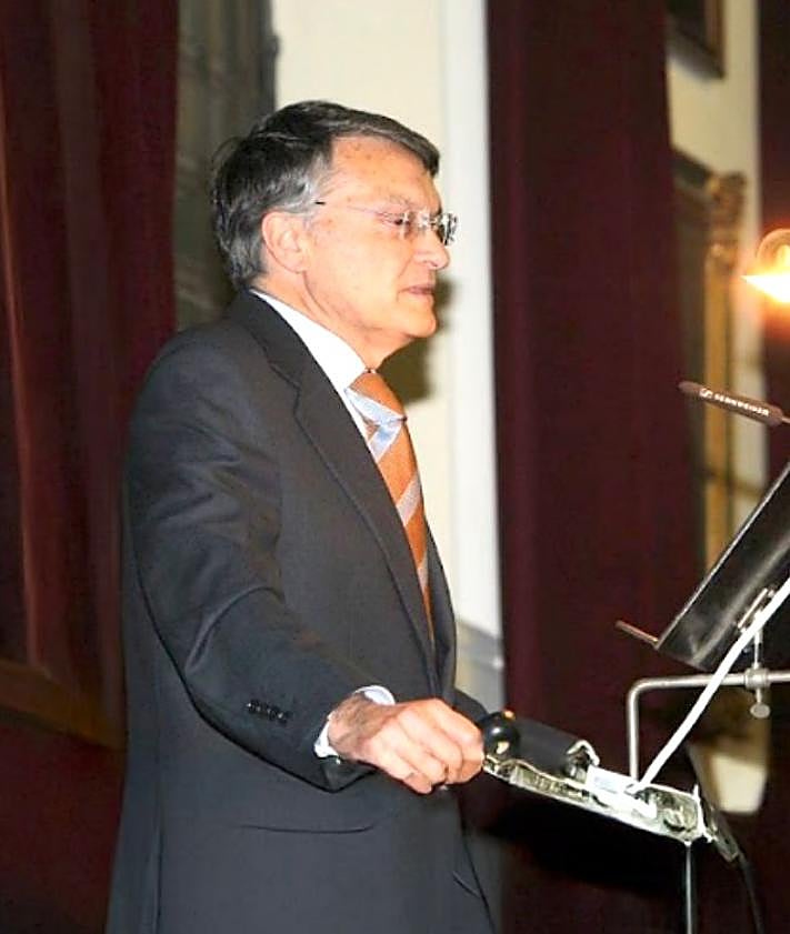 Imagen secundaria 2 - Con su esposa, María Luisa. | Día en familia con hijas, padre y nieto. | En su nombramiento como miembro Real academia de medicina de Zaragoza.