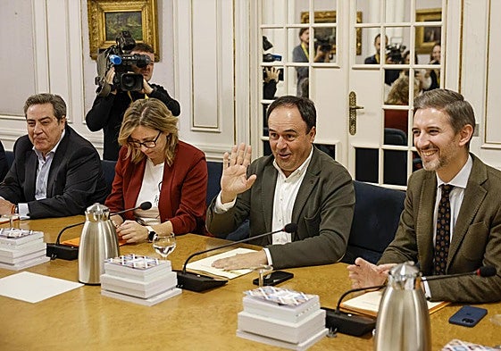 Juanfran Pérez Llorca, en la Junta de Portavoces de Les Corts, con José María Llanos, de Vox, a la izquierda de la imagen.