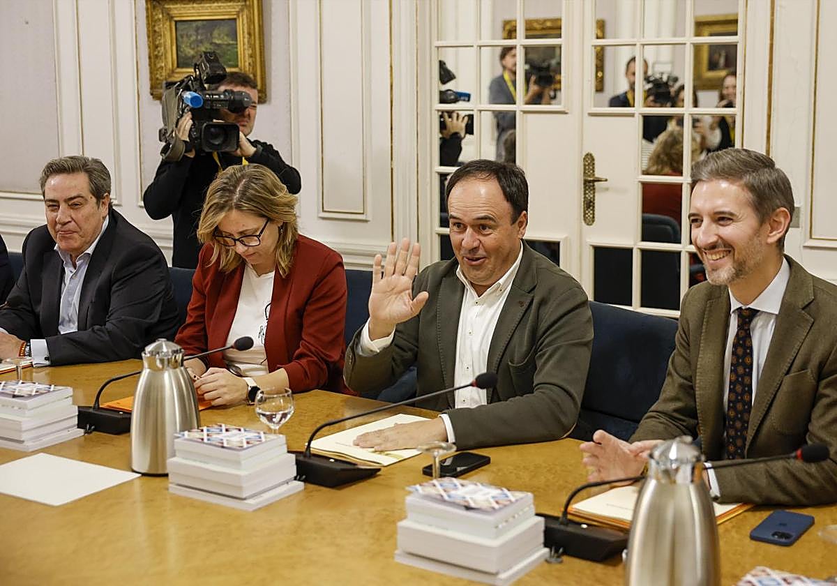 Juanfran Pérez Llorca, en la Junta de Portavoces de Les Corts, con José María Llanos, de Vox, a la izquierda de la imagen.