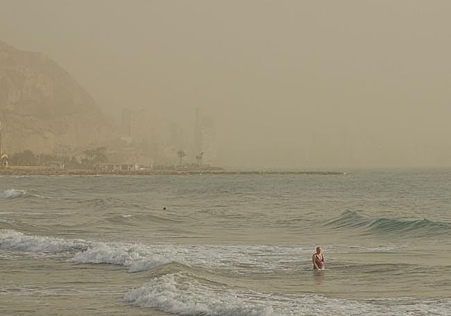 Polvo en suspensión en la playa del Postiguet.