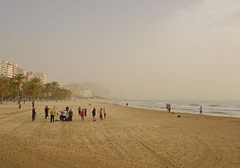 Nube de polvo rojo sobre la ciudad de Alicante.