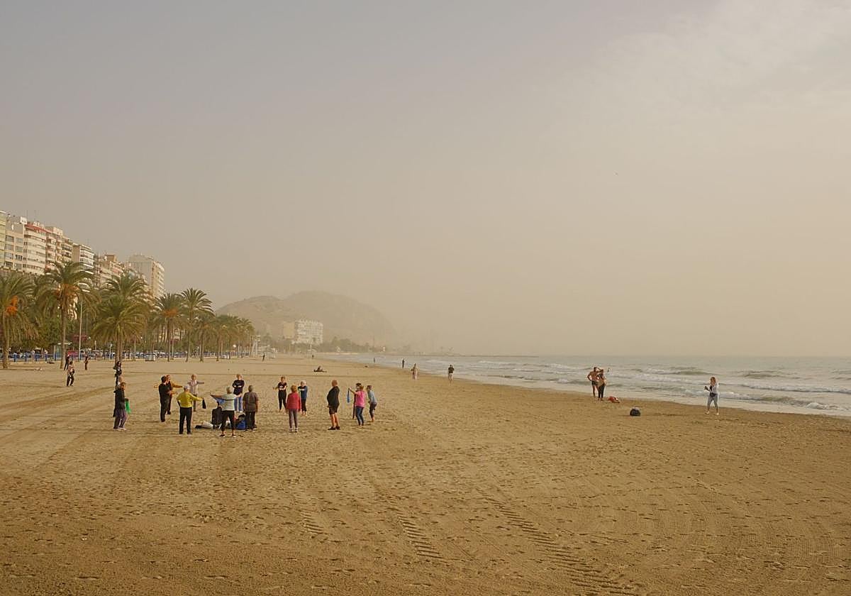 Imagen principal - Alicante Wakes Up to a 'Blood Rain': The Red Dust Cloud That Covers Everything