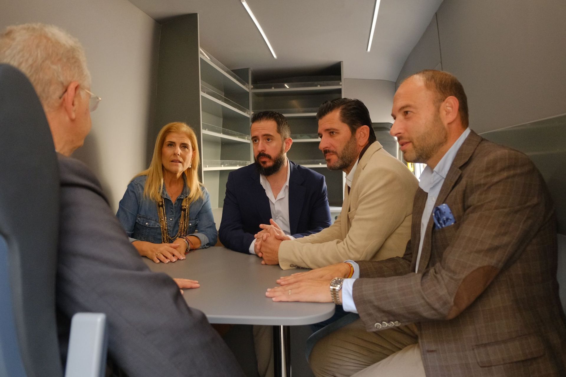 Los concejales de Vox, Carmen Robledillo, Mario Ortolá, Óscar Castillo y Juan Utrera; junto con el de Seguridad, Julio Calero.