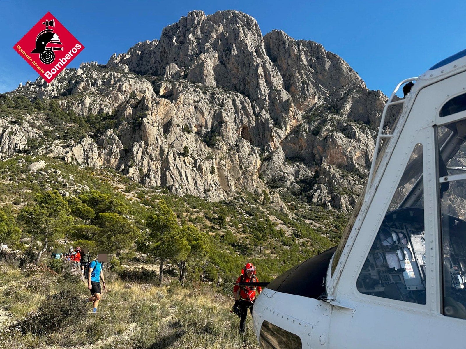 Las imágenes de los tres accidentes registrados en las montañas alicantinas este sábado
