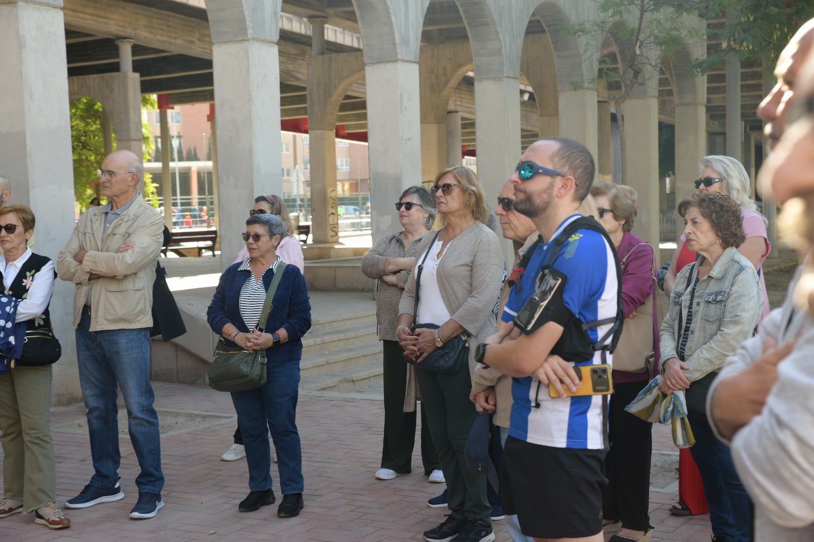 Concentración bajo el Puente Rojo para reclamar avances del Parque Central de Alicante