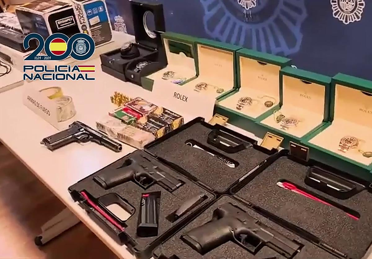 Imagen principal - Un padre y su hija, al descubierto: cocaína, armas y un velero de 14 metros en el puerto de Torrevieja