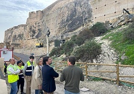 Visita a las obras de emergencia que se ejecutan en la ladera nordeste del monte benacantil.