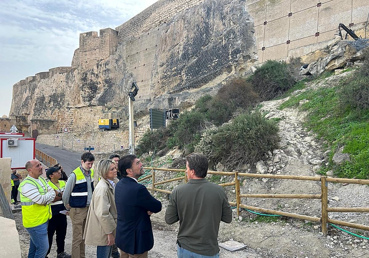 Visita a las obras de emergencia que se ejecutan en la ladera nordeste del monte benacantil.
