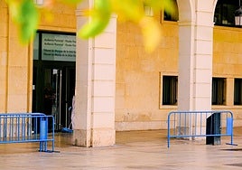 Entrada a la Audiencia Provincial de Alicante.