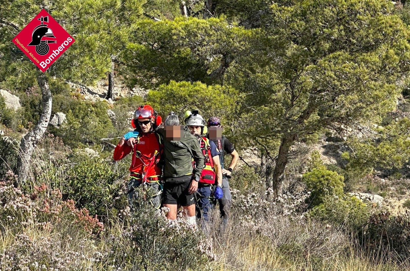 Las imágenes de los tres accidentes registrados en las montañas alicantinas este sábado