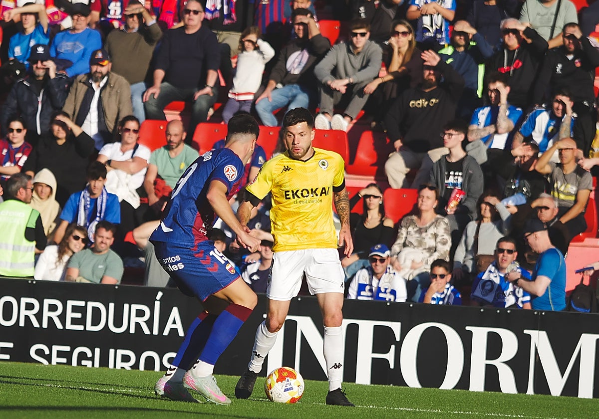 Aranda ha sido uno de los pocos futbolistas del Hércules que lo ha intentado.
