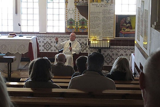 El padre Oltra en la celebración de la misa en la ermita del Pare Pere.