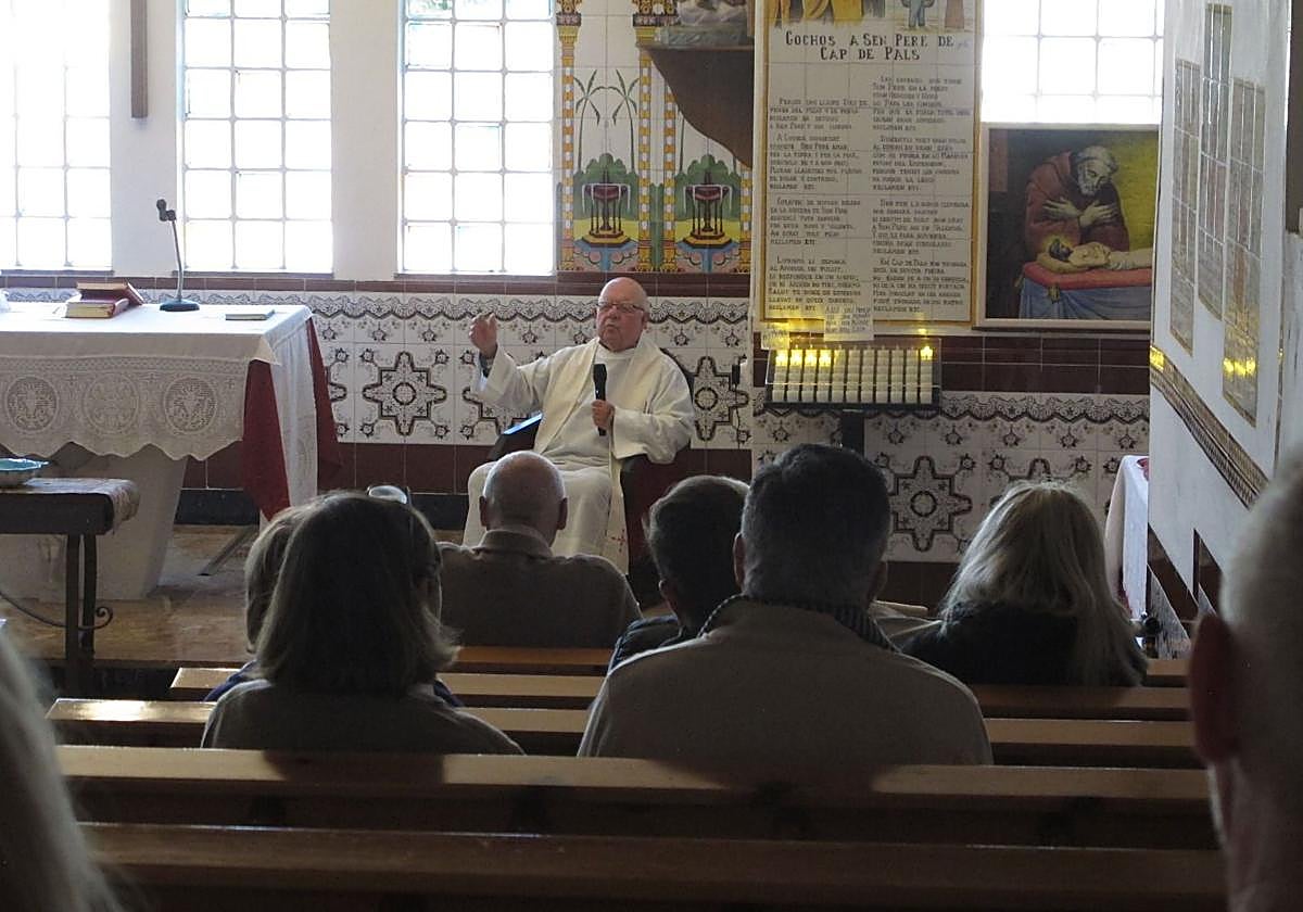 El padre Oltra en la celebración de la misa en la ermita del Pare Pere.
