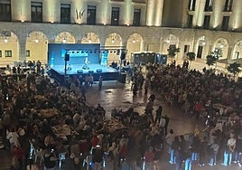 La plaza del Ayuntamiento de Alicante, abarrotada este sábado por la noche.