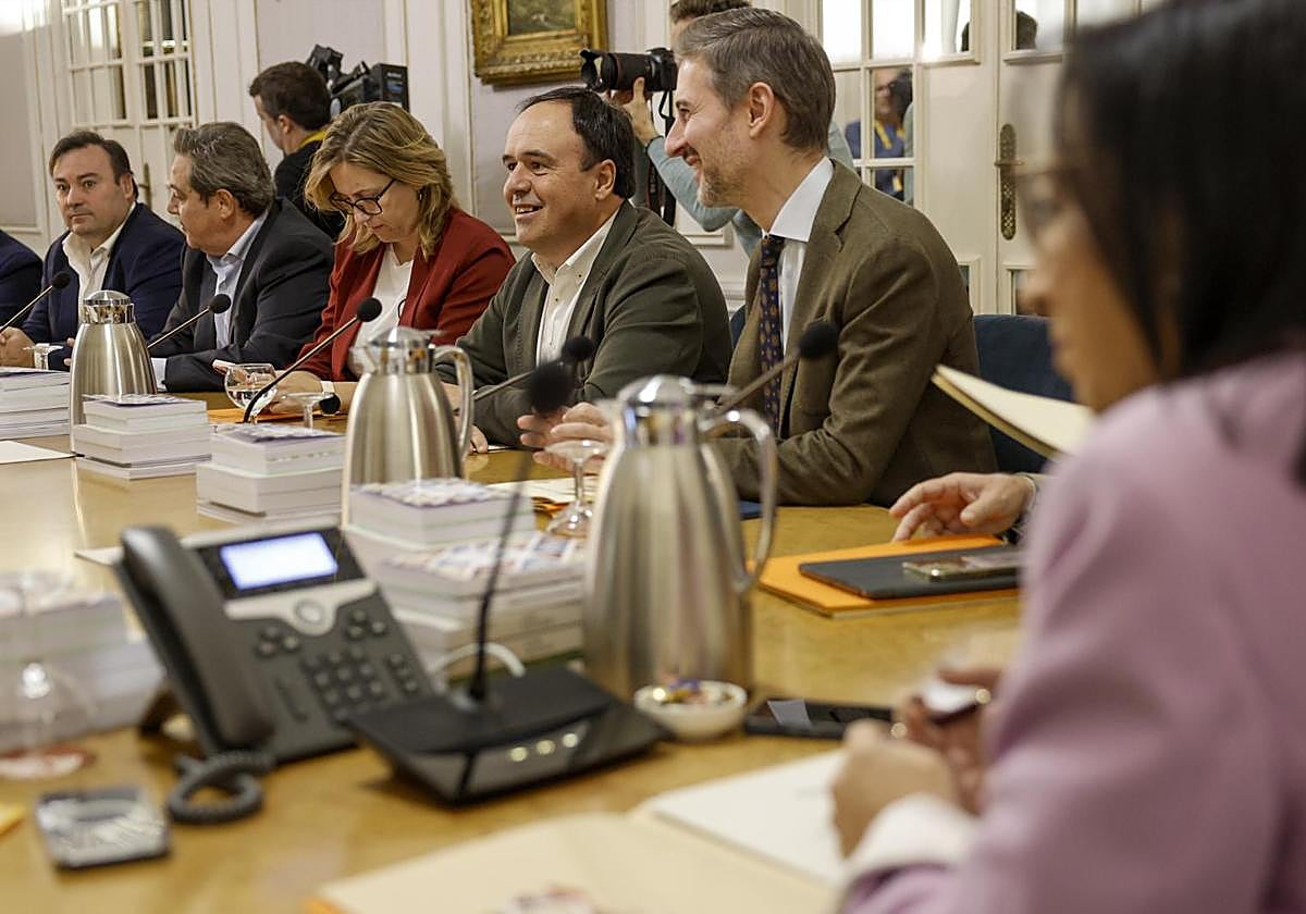Junta de Síndics de Les Corts, con Pérez Llorca en el centro.