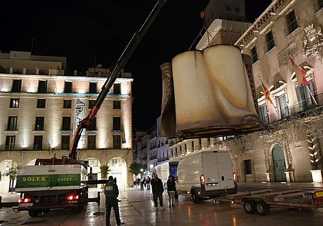 Llegada de la primera pieza del Belén gigante de Alicante.